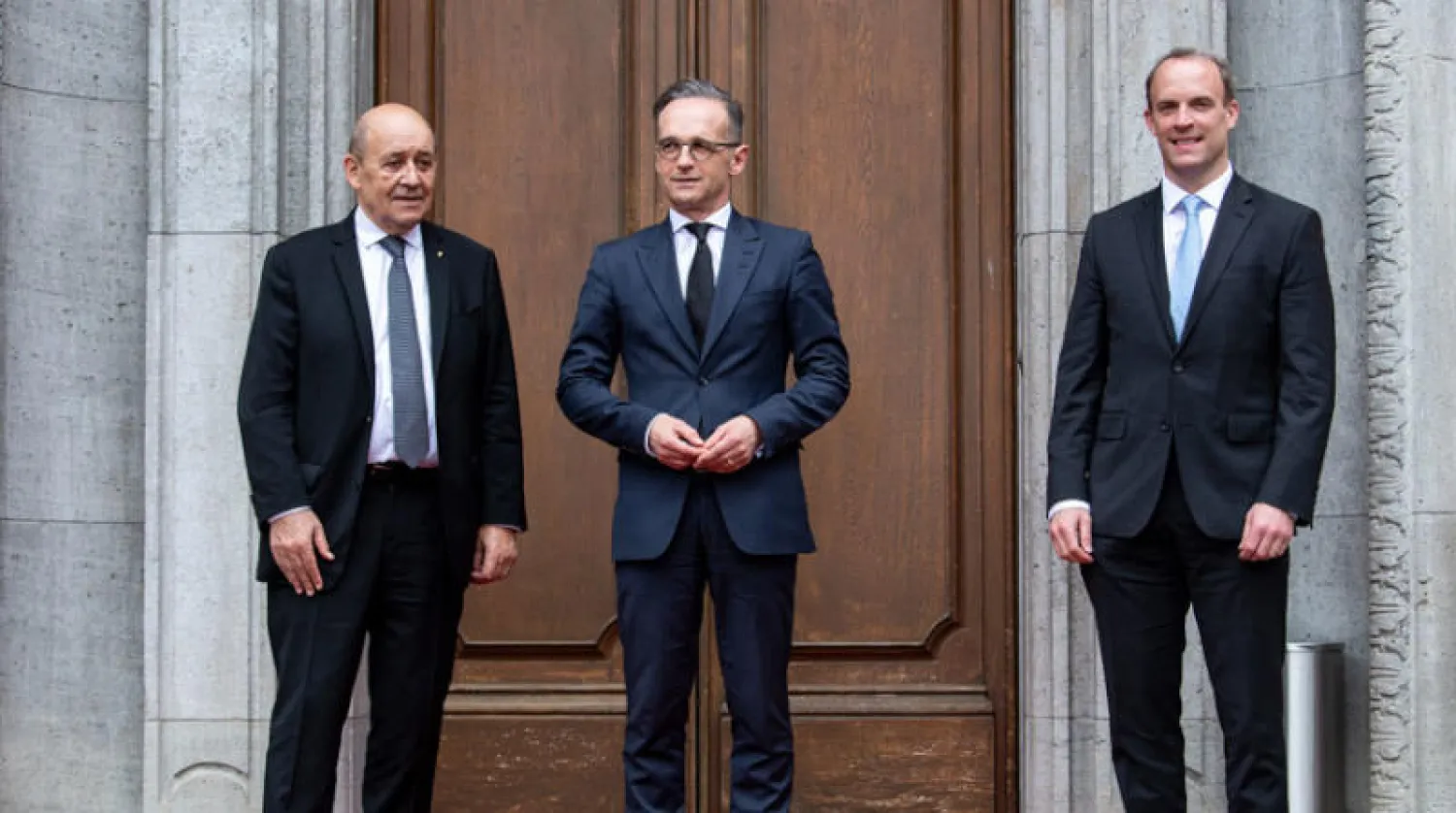 وزير الخارجية الألماني هايكو ماس يتوسط نظيره الفرنسي جان إيف لودريان والبريطاني دومينيك راب خلال اجتماع حول إيران، في يونيو الماضي (إ.ب.أ)