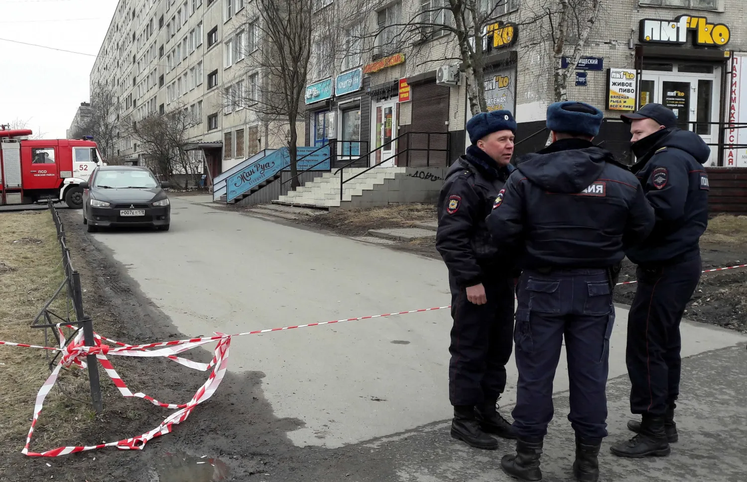Russian police officers secure a residential area in St. Petersburg, Russia, April 6, 2017. Reuters file photo