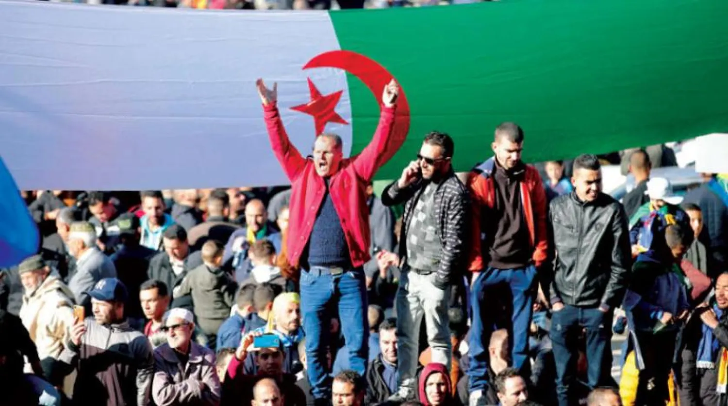 Cezayirlilerin salı günü Herrata sokaklarında iktidarı istifaya çağıran protesto gösterilerinden bir kare (AFP)
