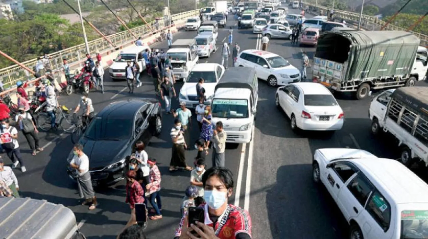 Göstericiler, ordunun konuşlandırılmasını durdurmak için arabalarının bozulduğu gerekçesiyle yolları kapattı (AFP)