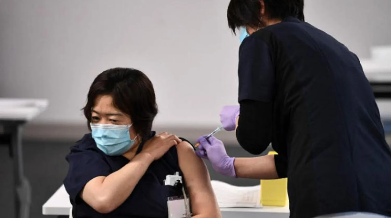 Japonya’da aşılama kampanyasından görüntüler. (AFP)