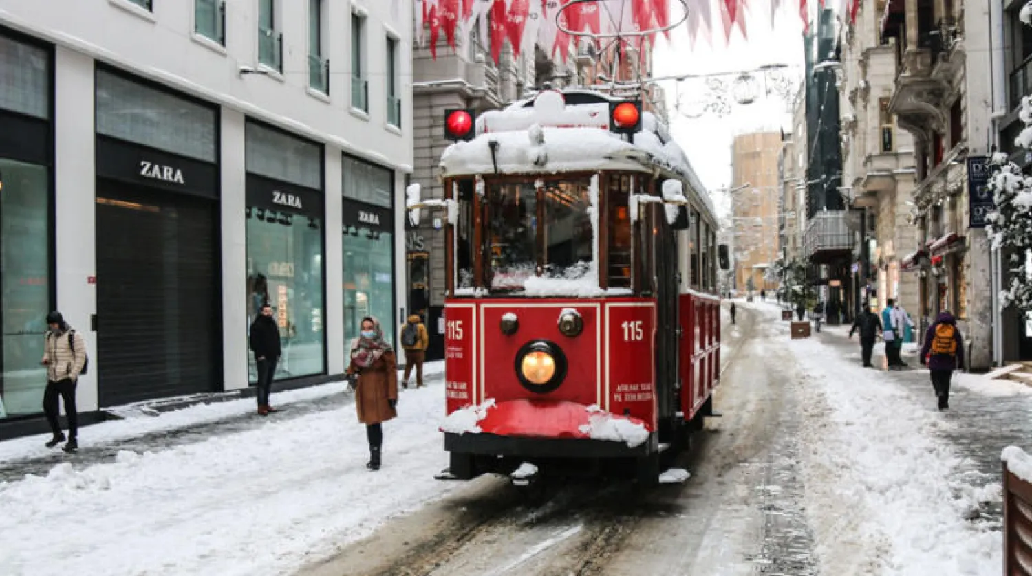 شارع الاستقلال في إسطنبول كما بدا في ظل الإغلاق أمس (د.ب.أ)