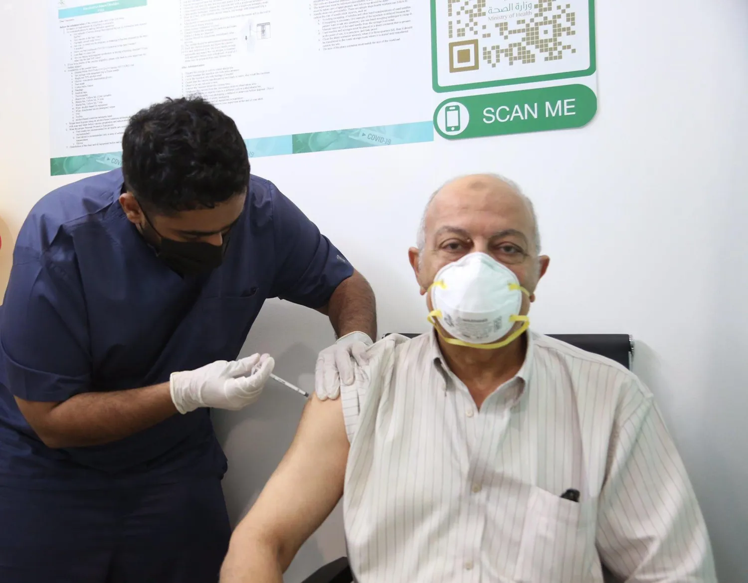 Saudi citizen receiving the coronavirus vaccine in Umm al-Qura center, Makkah (SPA)