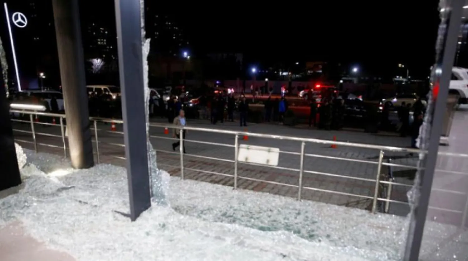 Pazartesi akşamı Erbil’e düzenlenen füze saldırısında kentteki bir araba satış mağazasının ön camları kırıldı (Reuters)