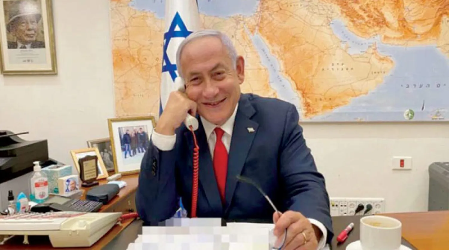 نتنياهو مبتهجاً باتصال بايدن بحسب صورة وزعها مكتبه