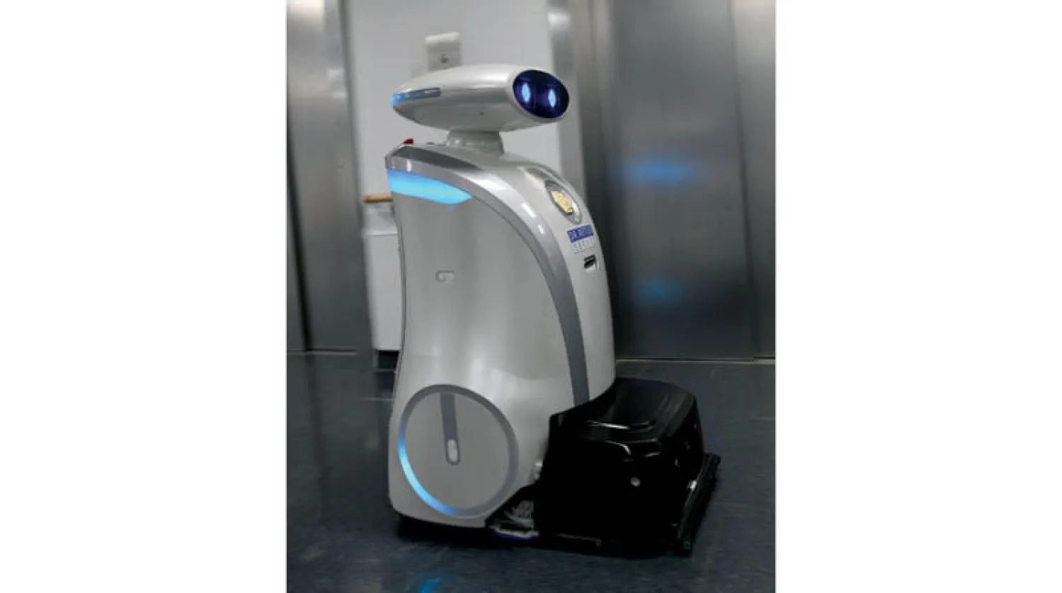 روبوت فرانزي ينظف كبديل لعمال التنظيف المفقودين بسبب «كورونا» (رويترز)