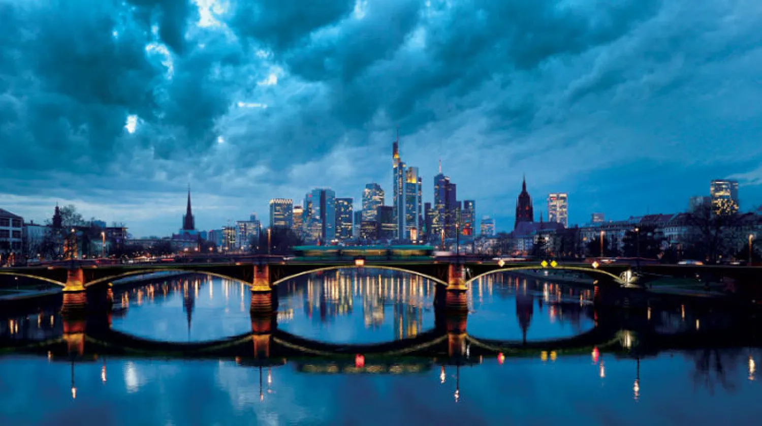 انكمشت أنشطة الأعمال في أنحاء أوروبا مع موجة البرد القارص إضافة إلى إجراءات العزل المشددة (رويترز)