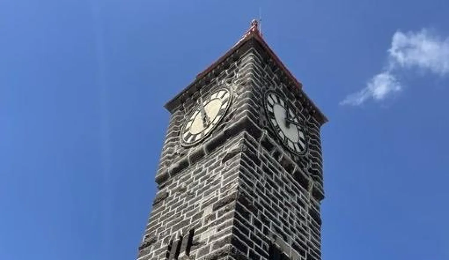 ساعة رمزية تشبه «بيغ بن» في العاصمة اليمنية المؤقتة عدن (الشرق الأوسط)