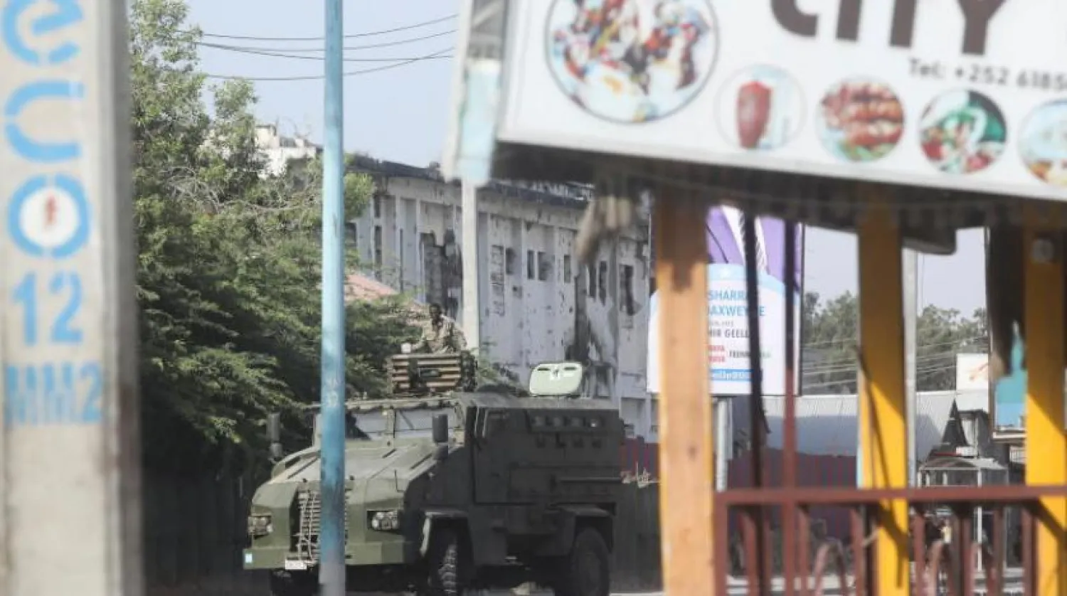 Somali’nin başkenti Mogadişu’da zırhlı bir araç bir caddede ilerliyor (Reuters)