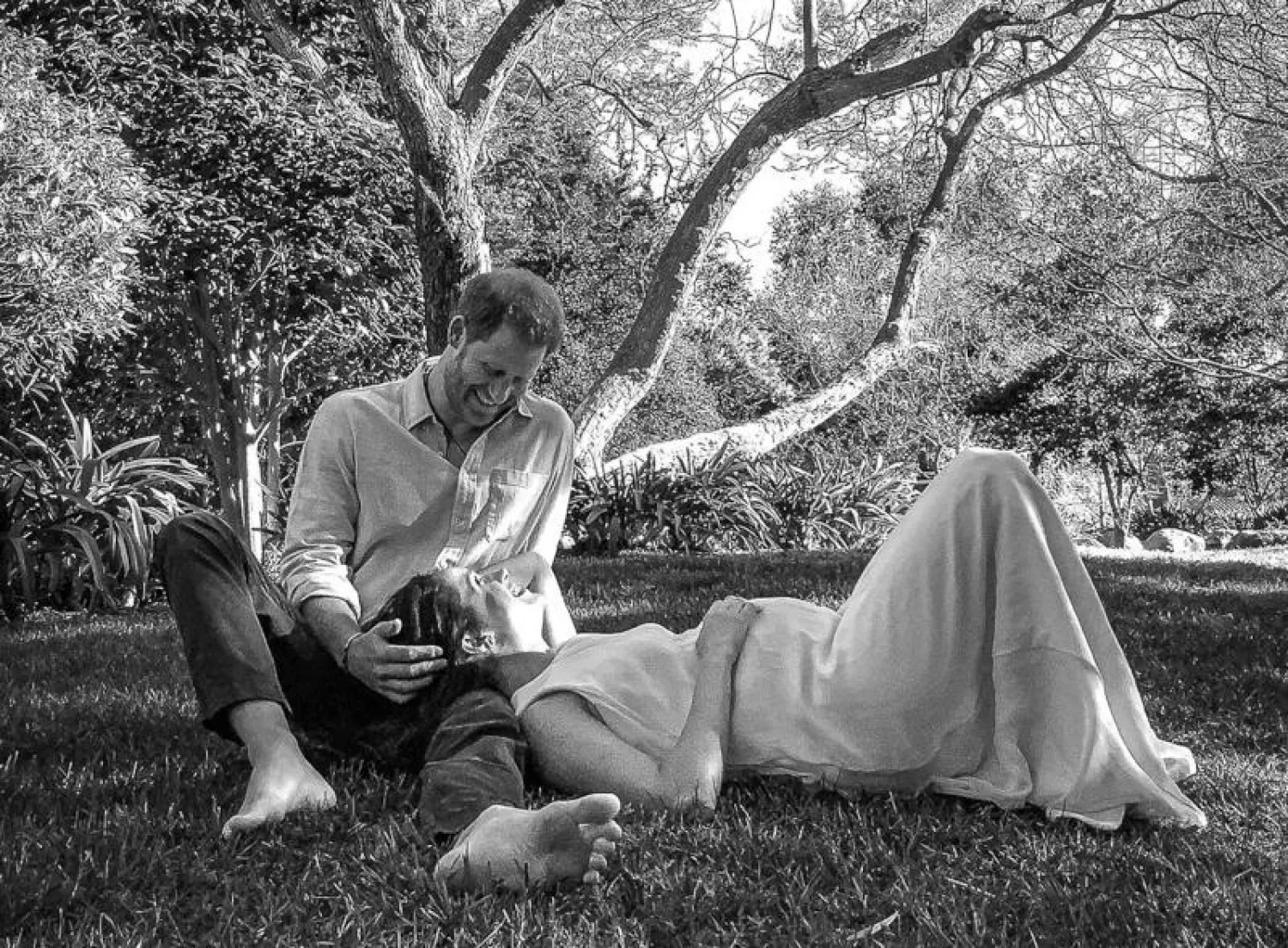 الأمير البريطاني هاري وزوجته ميغان ماركل في صورة للإعلان عن انتظارهما مولودهما الثاني (أ.ف.ب)