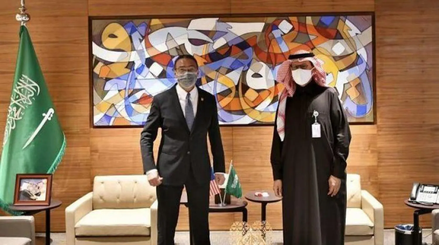 Suudi Arabistan Enerji Bakanı Abdulaziz bin Selman, Malezya Dışişleri Bakanı Hişamuddin Hüseyin ile görüşürken (SPA)