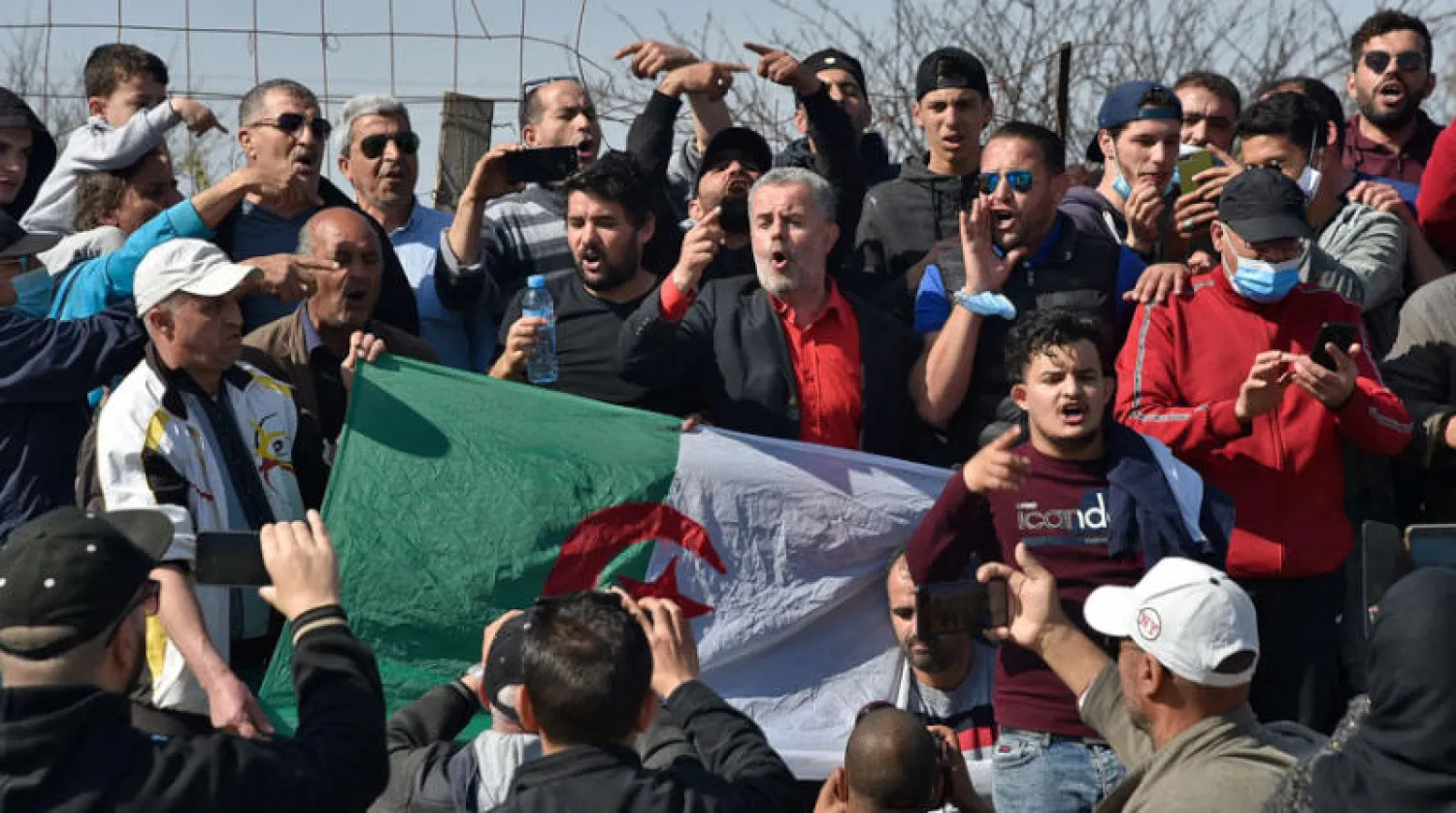 جزائريون خلال تجمع أمام سجن في تيبازة غرب العاصمة الجزائرية أمس (أ.ف.ب)