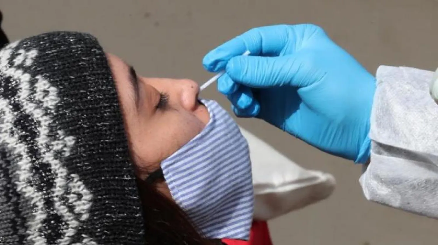 إجراء فحص «كورونا» بمركز طبي في العاصمة التونسية (أرشيفية - إ.ب.أ)