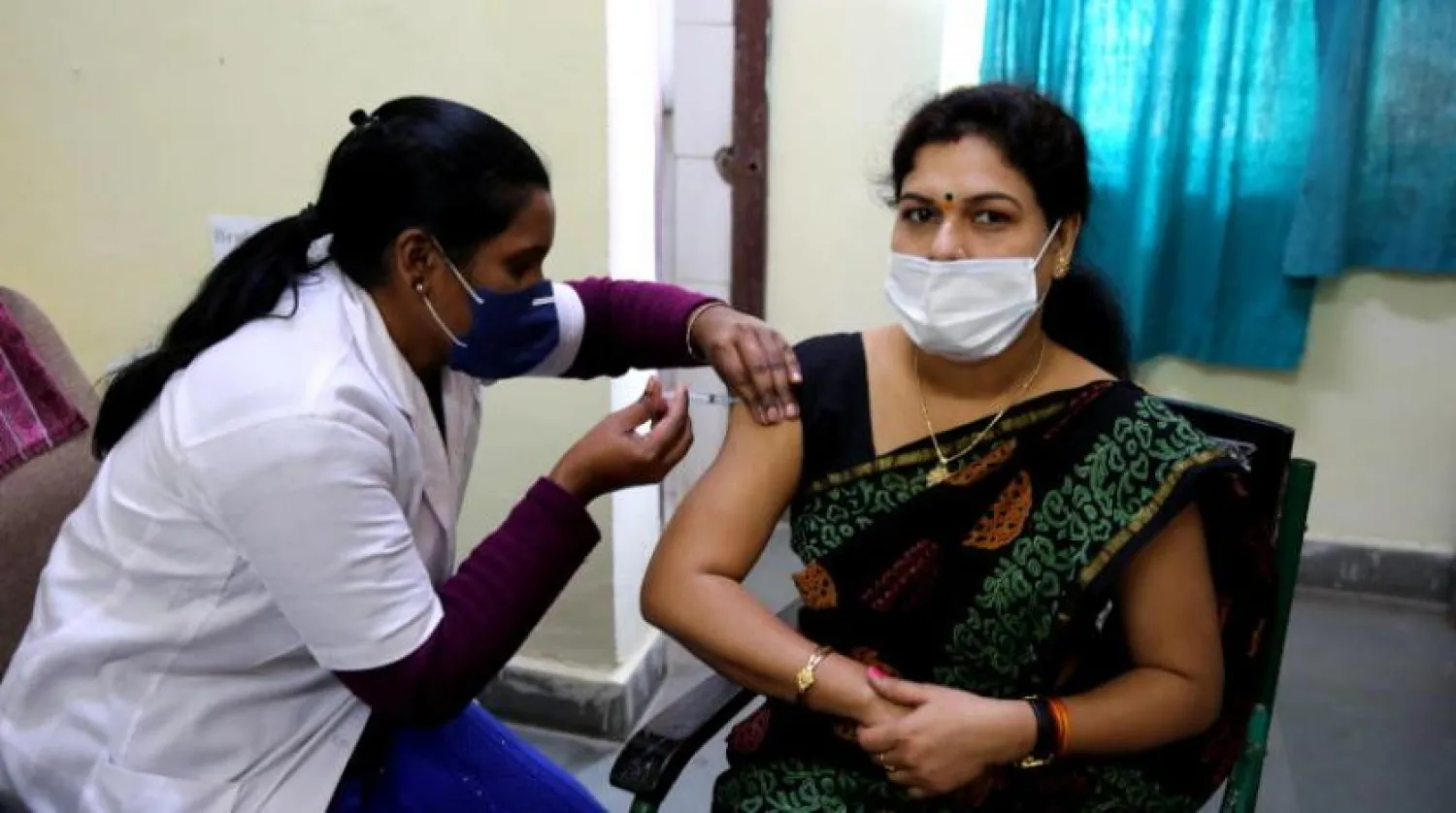 Hindistan'ın Bhopal şehrinde bir kadın aşı oluyor (EPA)