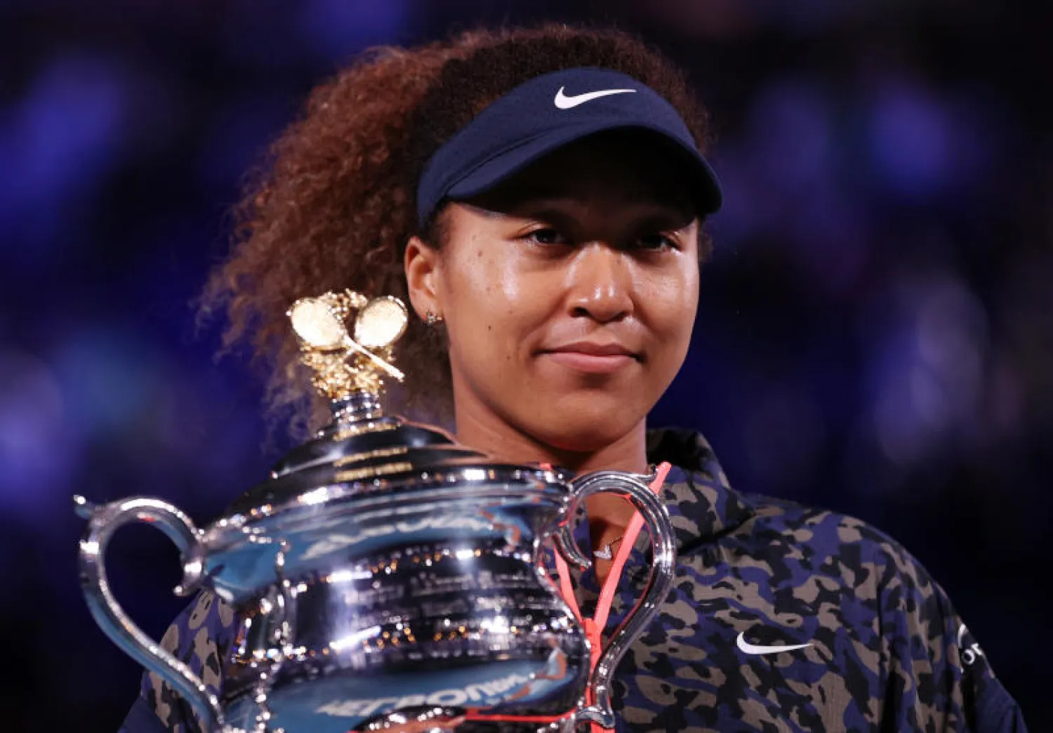 اليابانية نعومي أوساكا تحمل كأس بطولة أستراليا المفتوحة للتنس (رويترز)
