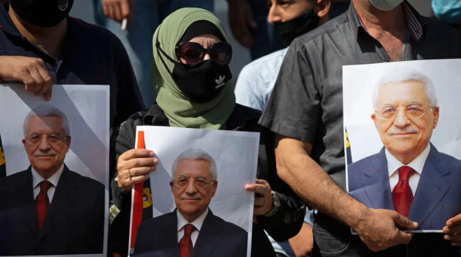 مؤيدون للرئيس محمود عباس يحملون صوره في مدينة طوباس بالضفة الغربية في 27 سبتمبر العام الماضي (أ.ب)