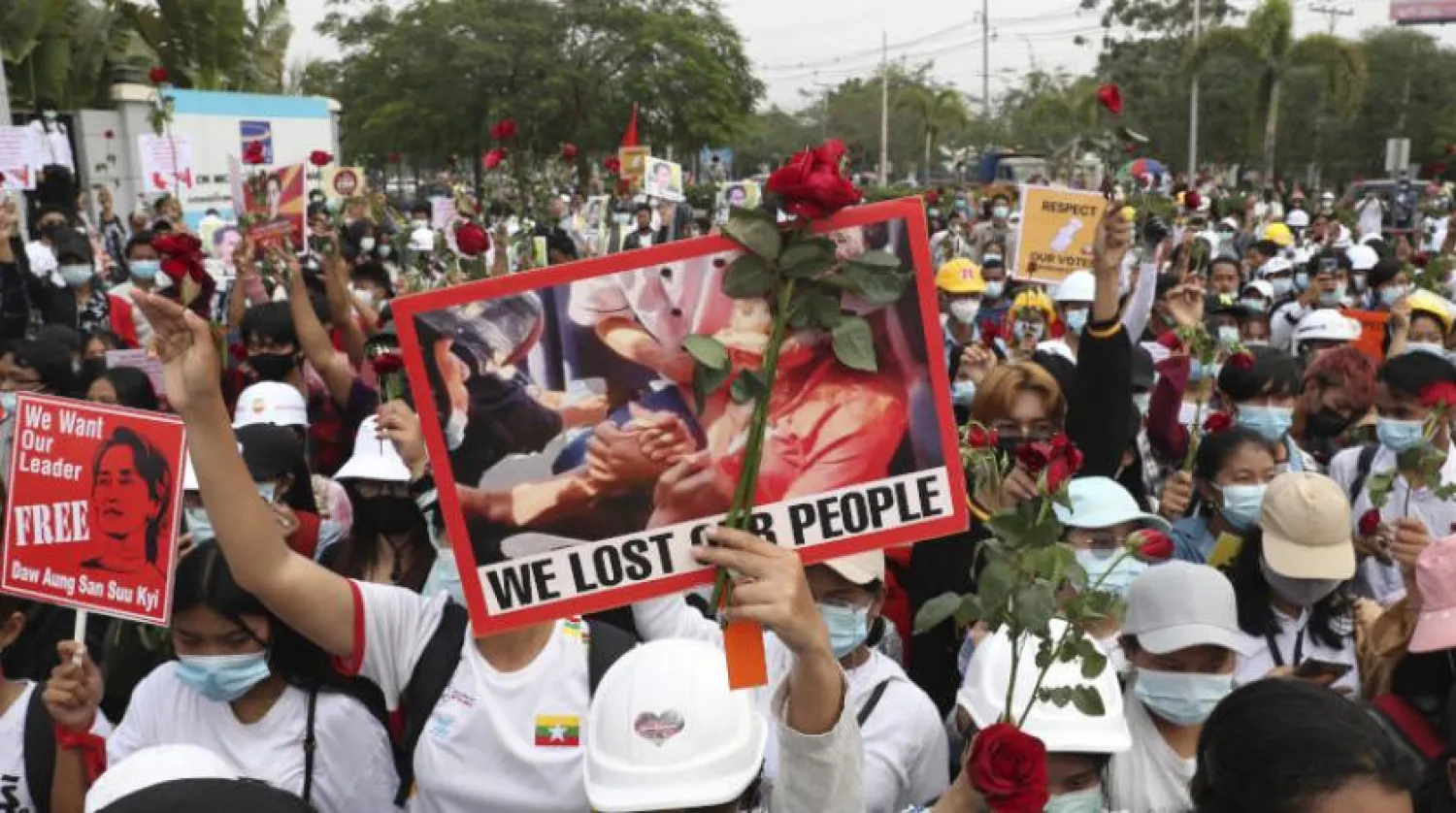 Mandalay şehir merkezindeki göstericiler (AP)