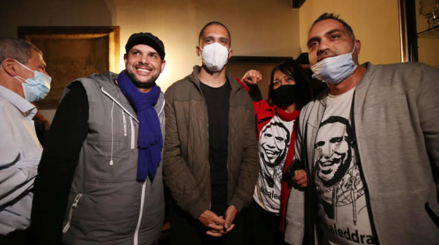 الصحفي خالد درارني يتوسط أنصاره لحظة خروجه من السجن (إ.ب.أ)