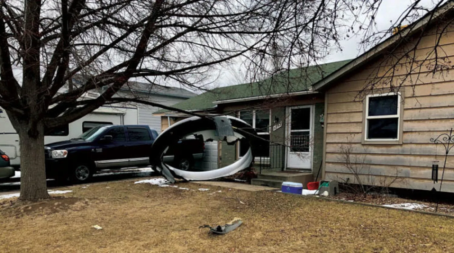 حطام من الطائرة التابعة لشركة «يونايتد إيرلاينز» في دنفر (أ.ف.ب)