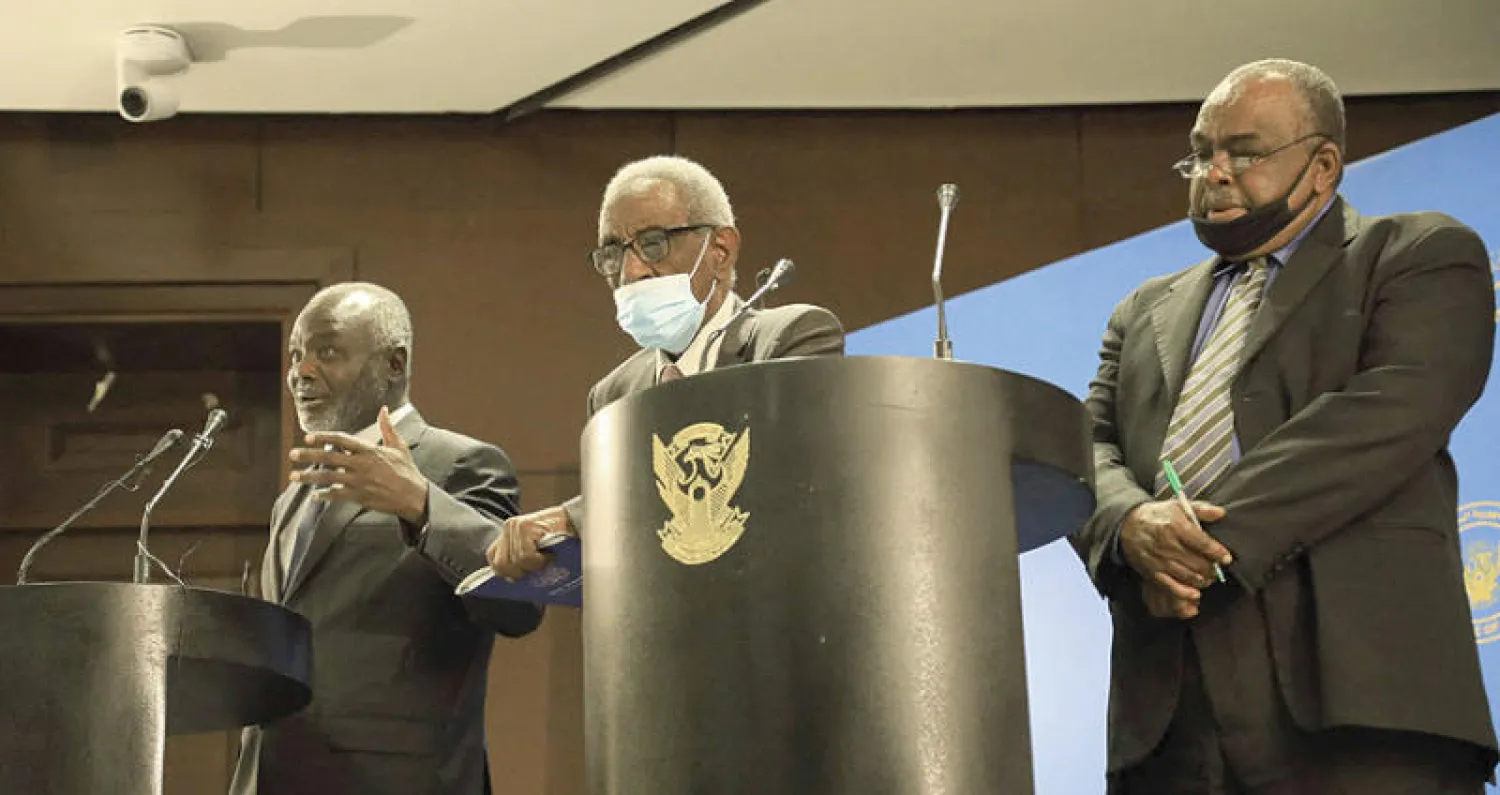 وزير المالية السوداني ومحافظ البنك المركزي ووزير التجارة خلال مؤتمر صحافي في الخرطوم أمس (أ.ف.ب)