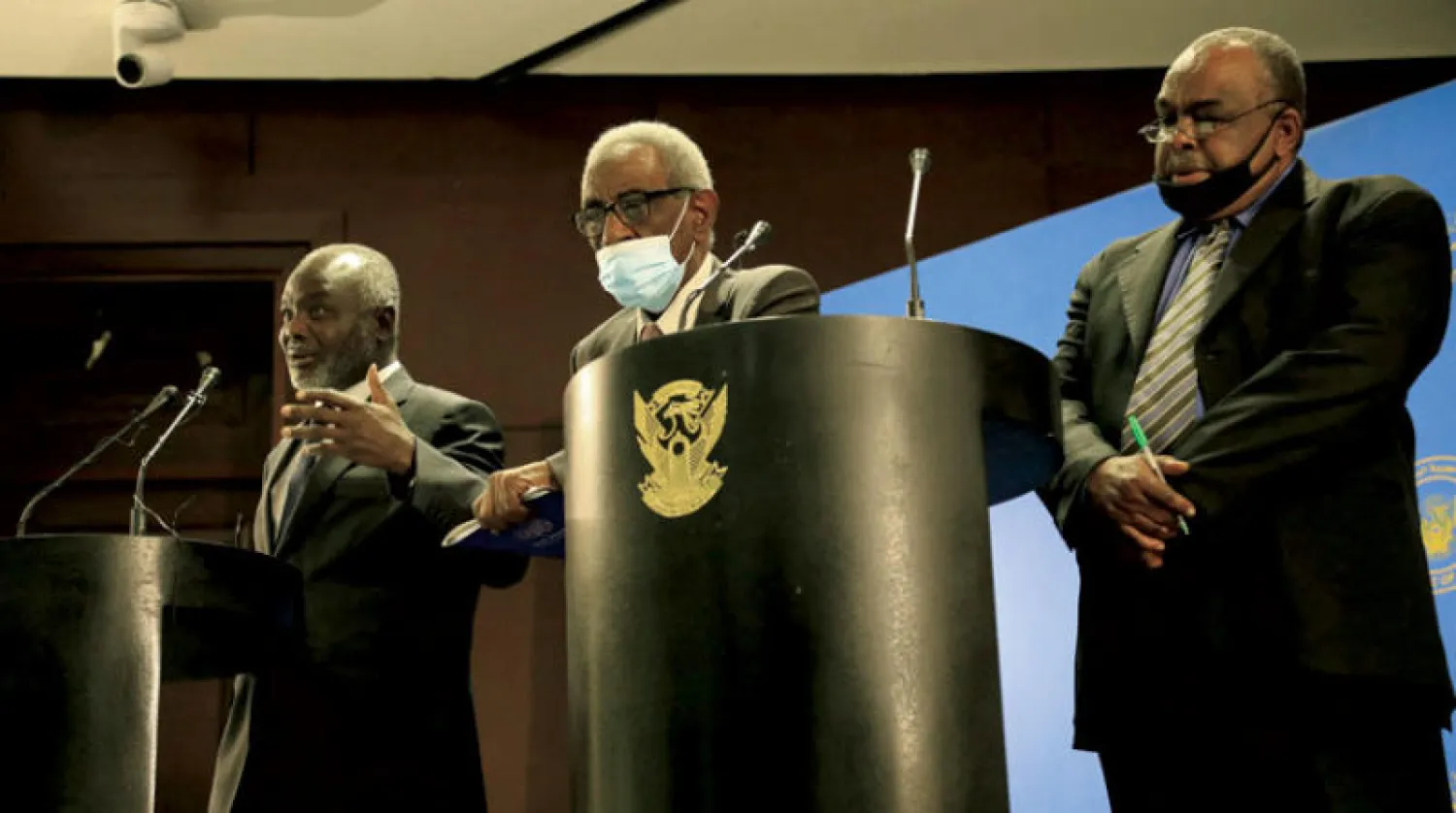 وزير المالية السوداني ومحافظ البنك المركزي ووزير التجارة خلال مؤتمر صحافي في الخرطوم أمس (أ.ف.ب)