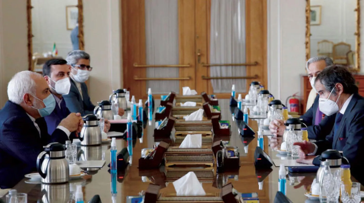 المدير العام للوكالة الدولية للطاقة الذرية رافاييل غروسي يلتقي وزير الخارجية الإيراني محمد جواد ظريف في طهران أمس (أ.ف.ب)