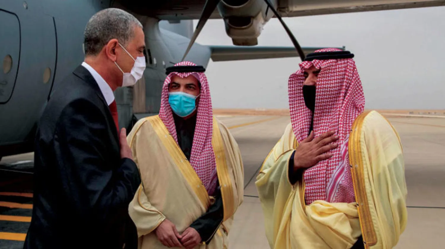 الأمير عبد العزيز بن سعود لدى استقباله الوزير عثمان الغانمي في الرياض أمس (واس)