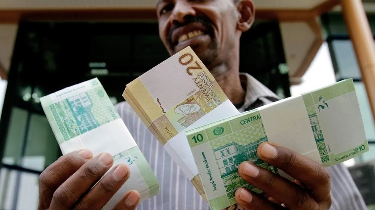 A Sudanese man shows freshly-minted notes of the new Sudanese pound in Khartoum. (AFP file photo)