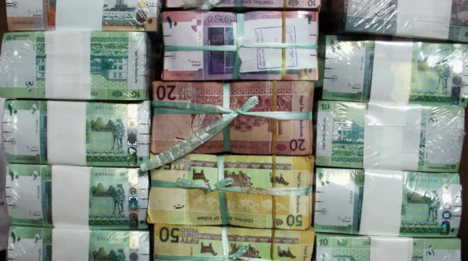 Hartum’daki Merkez Bankası’da bulunan yerel para biriminden banknotlar (AP)