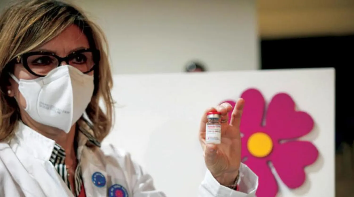 Roma’da bir aşılama merkezinde Moderna aşısı olan bir hemşire (AP)