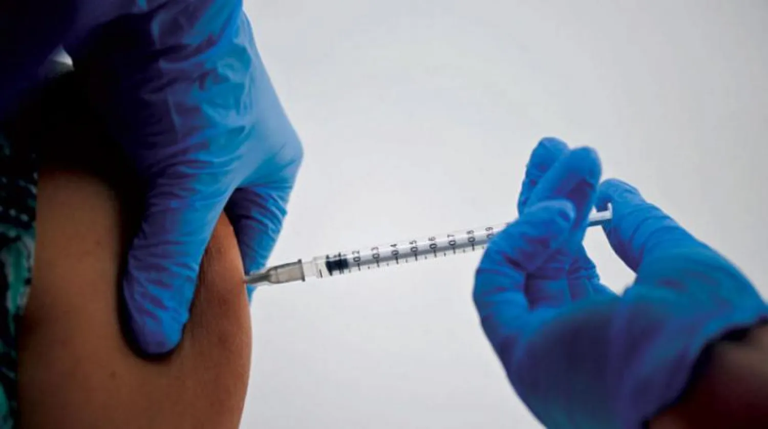 Pfizer aşısı yaptıran Kolombiyalı bir sağlık çalışanı. (AFP)