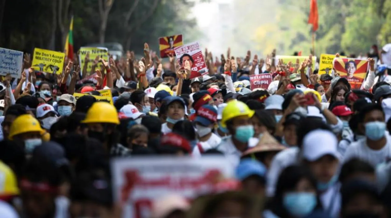 Yangon’da düzenlenen darbe karşıtı gösteri (Reuters)