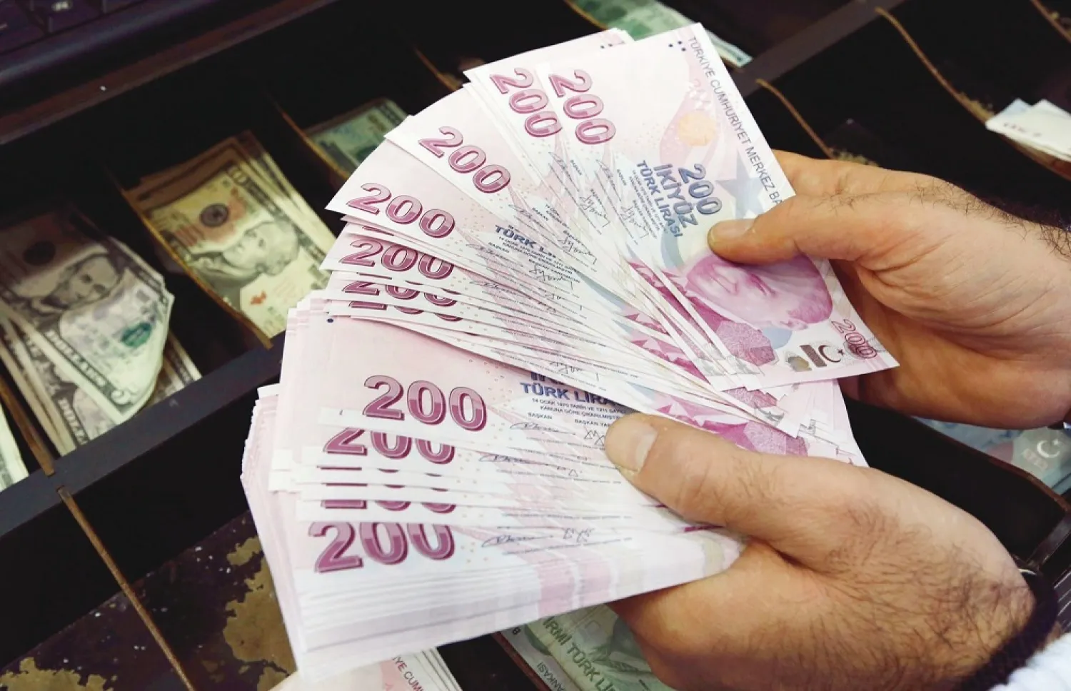 A money changer counts Turkish lira bills at a currency exchange office in Istanbul. (Reuters)