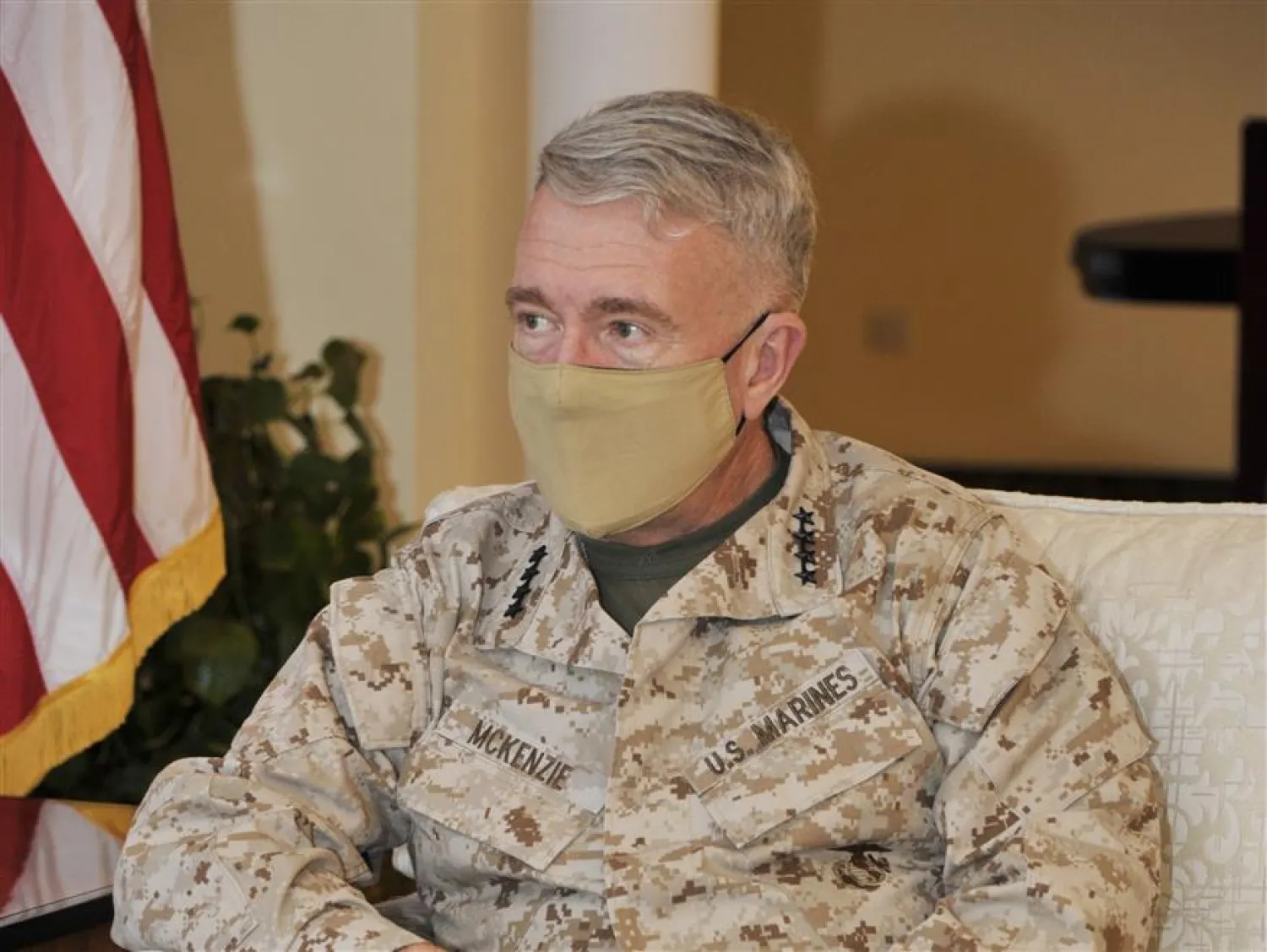 رایزنی ژنرال کنت مک‌کنزی فرمانده نیروهای آمریکا در مسقط (خبرگزاری عمان)