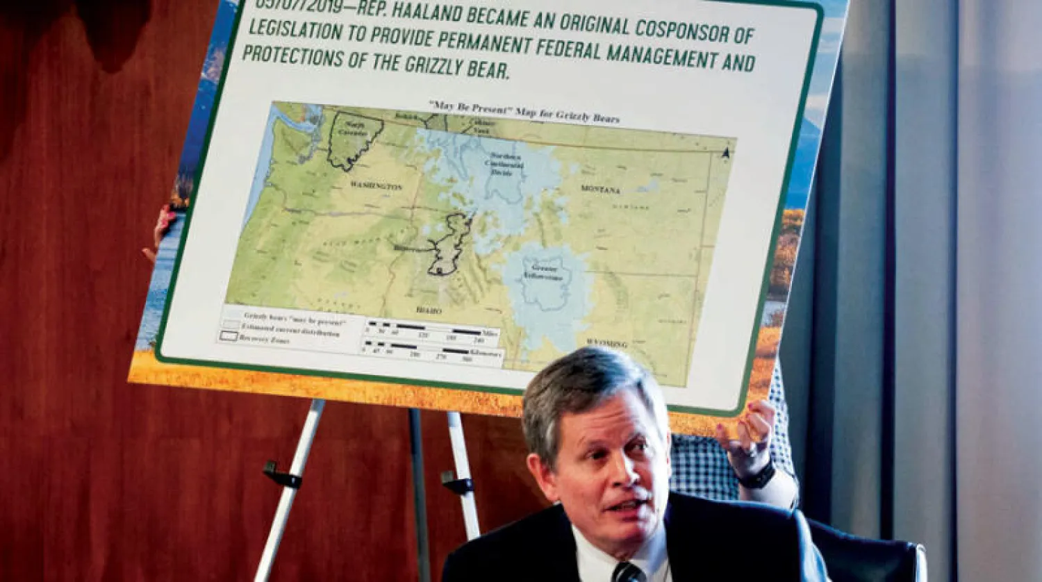 السيناتور الجمهوري ستيف دينز خلال جلسة المصادقة على دفعة جديدة من التعيينات في إدارة بايدن أمس (أ.ب)