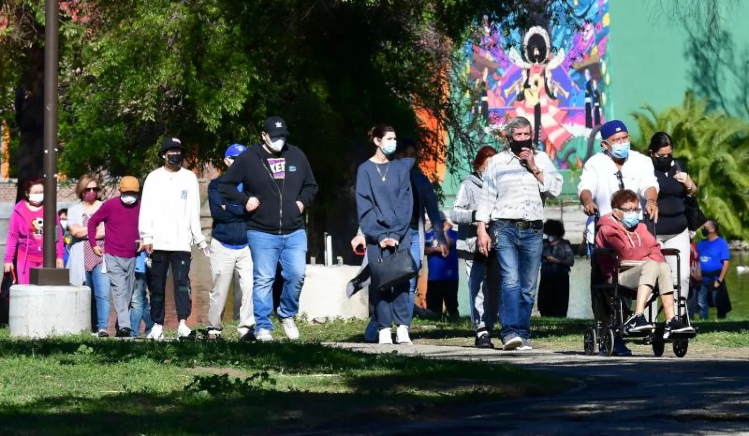 أشخاص ينتظرون للحصول على اللقاح ضد «كوفيد - 19» في لوس أنجليس (أ.ف.ب)