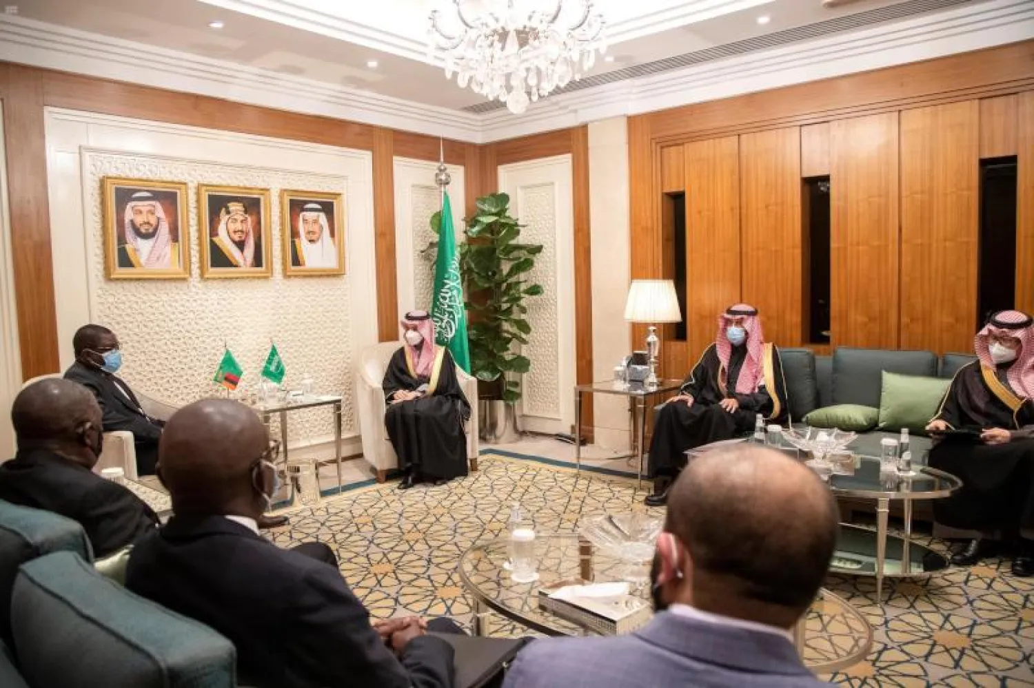 الأمير فيصل بن فرحان وزير الخارجية السعودي يستقبل نظيره الزامبي جوزيف مالانغي (واس)