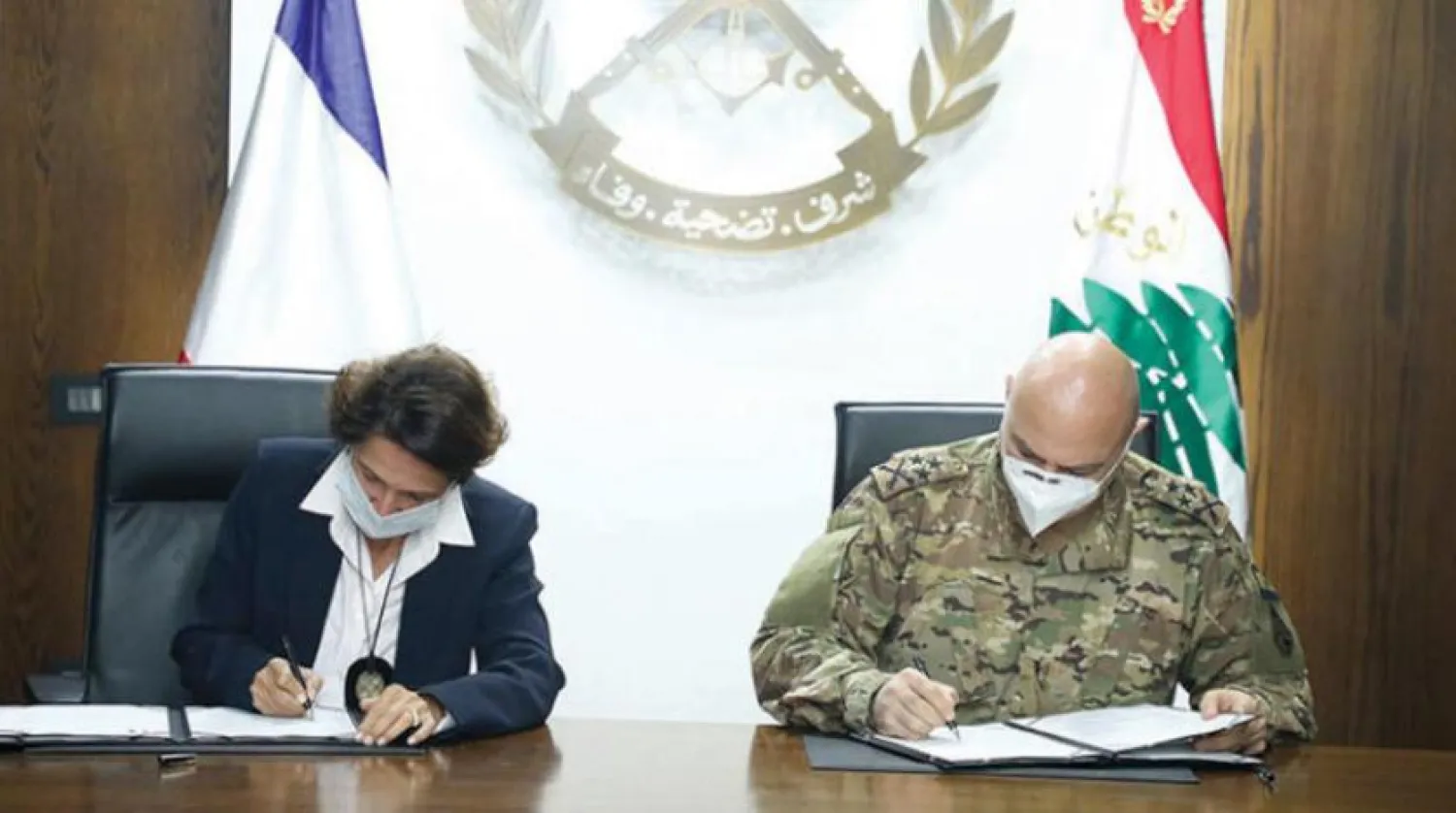 Fransa’nın Lübnan Büyükelçisi ve Lübnan Silahlı Kuvvetler Komutanı savunma anlaşmalarını imzalarken