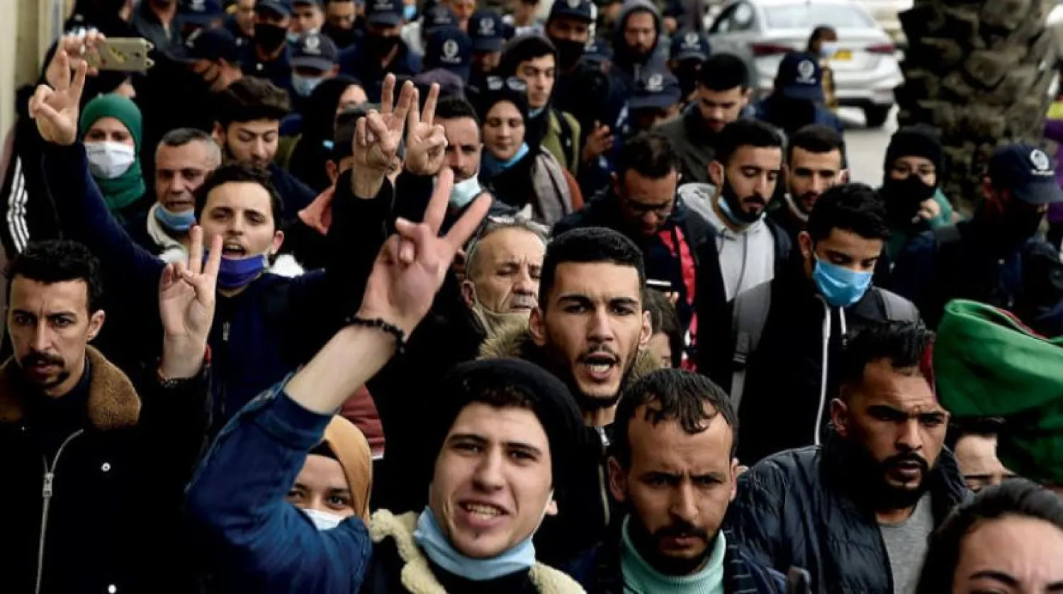 Üniversite öğrencilerinin, başkent Cezayir’in merkezinde 23 Şubat’ta düzenlediği protestolardan bir görüntü (AFP)