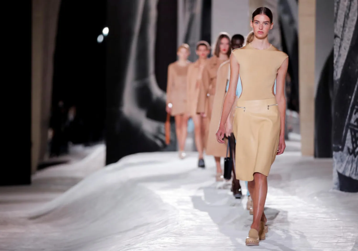 نسخة هذه السنة من أسبوع الموضة في ميلانو تسعى إلى إظهار قدرة الصناعة على التكيّف والصمود (رويترز)