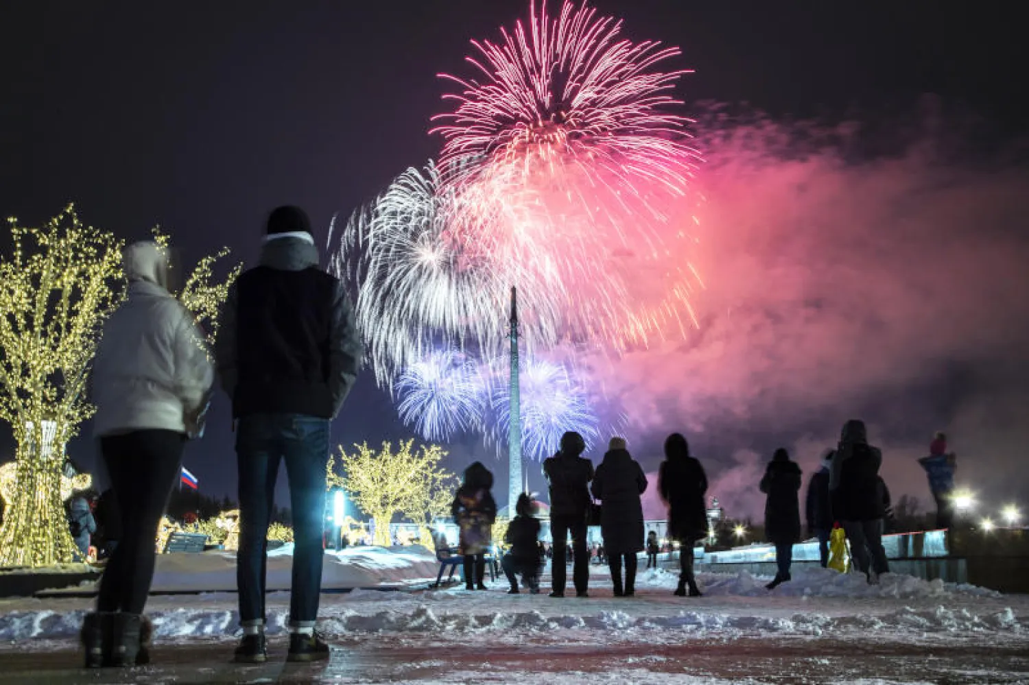 روس يشاهدون ألعاباً نارية بمناسبة إحياء «يوم المدافع عن أرض الآباء» في موسكو (أ.ب)