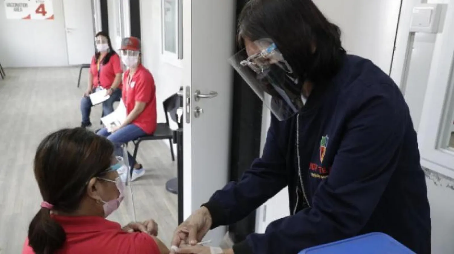 ممرضة خلال تدريب على التطعيم بلقاح «كورونا» في الفلبين (أ.ب)