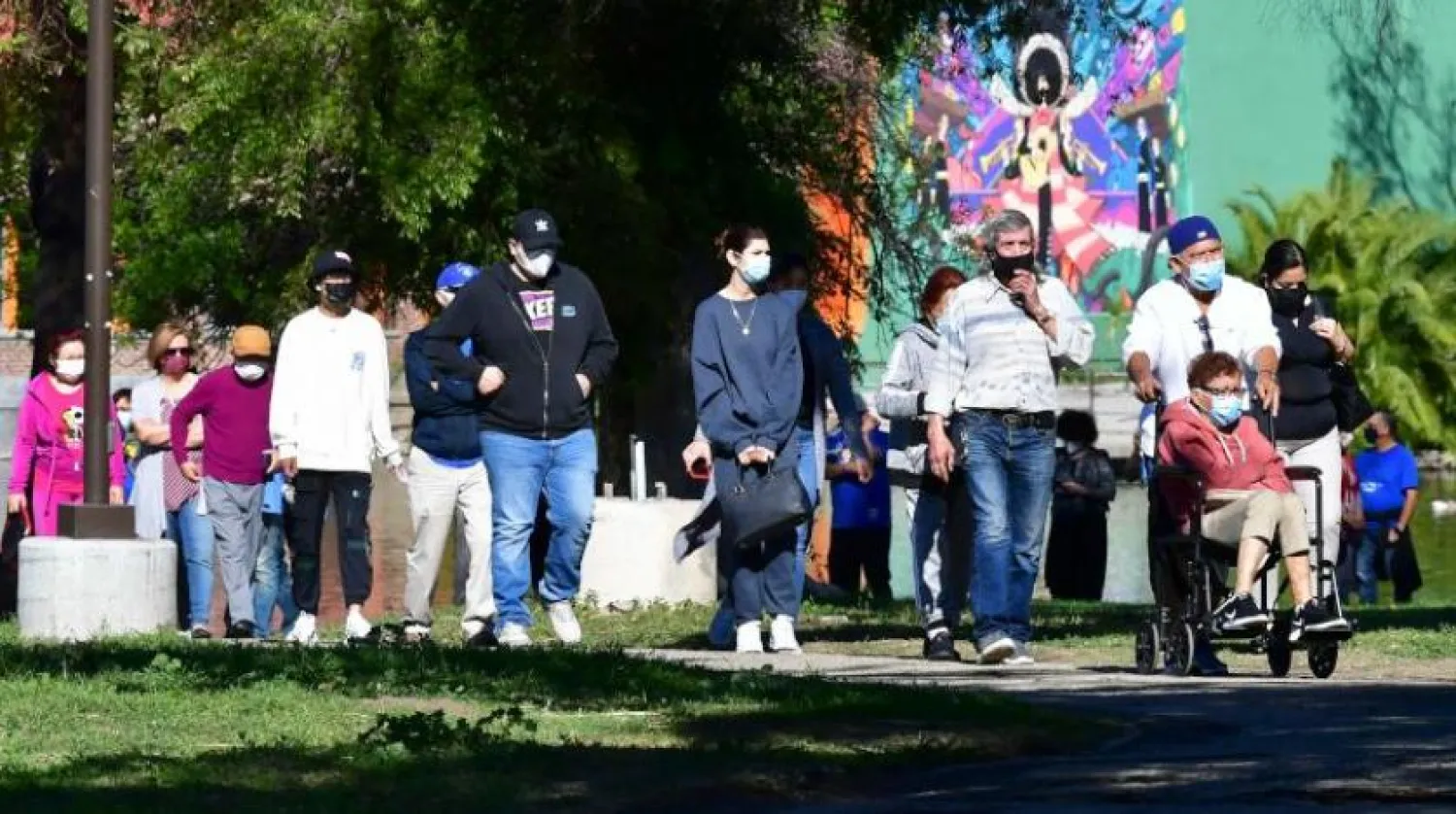 Los Angeles’ta Kovid-19 aşısı olmak için bekleyen insanlar (AFP)