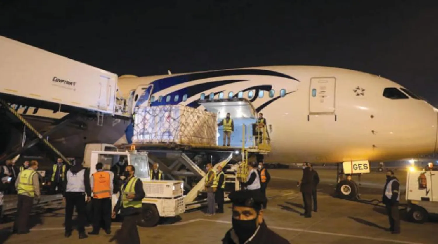 Mısırlı yetkililer Çin aşısını Kahire’de teslim aldı. (Mısır Sağlığı)