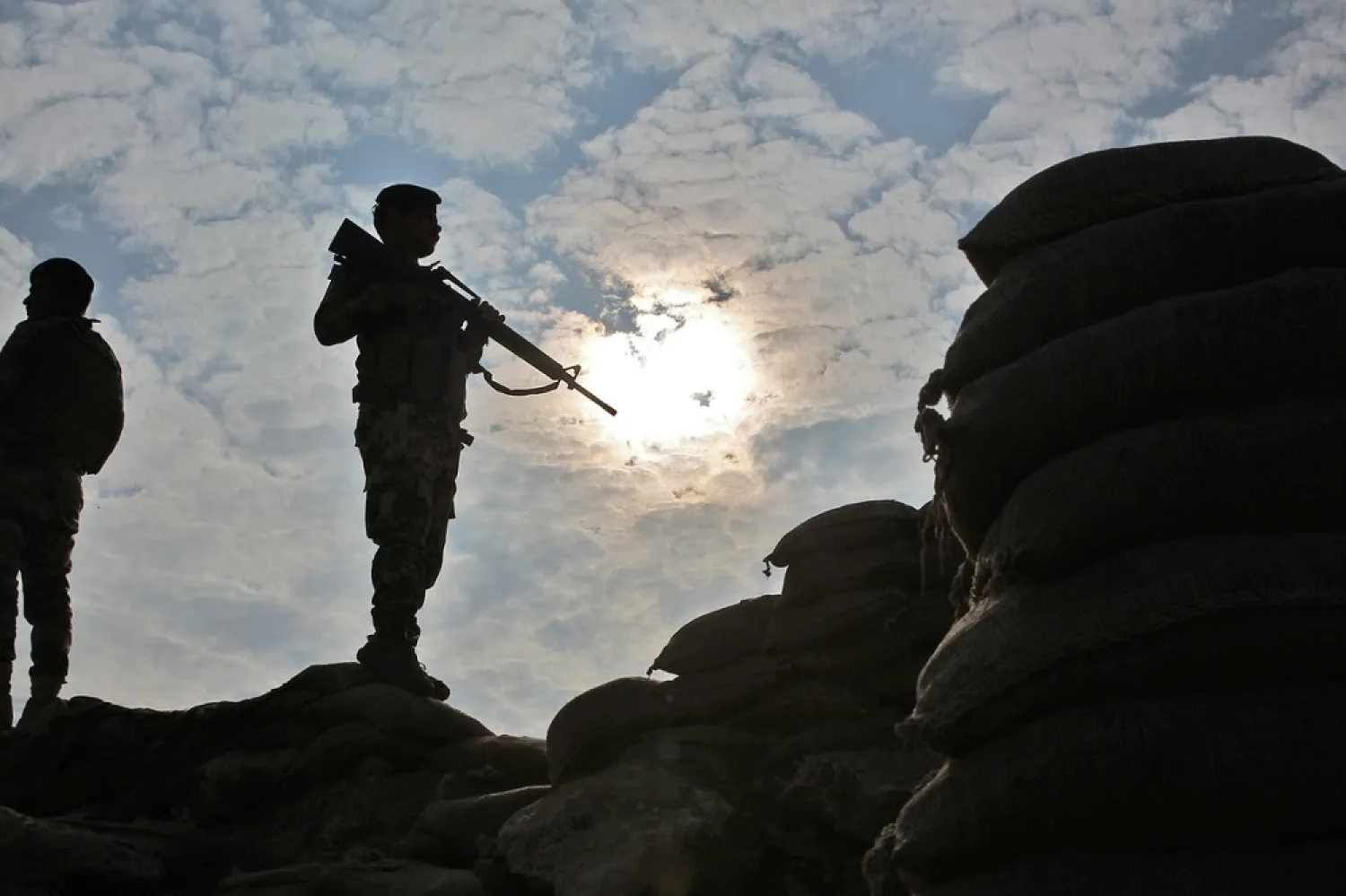 Iraqi soldiers stand guard near the Iraqi city of Qaim at the Iraqi-Syrian border on Nov. 11, 2018. (Getty Images)