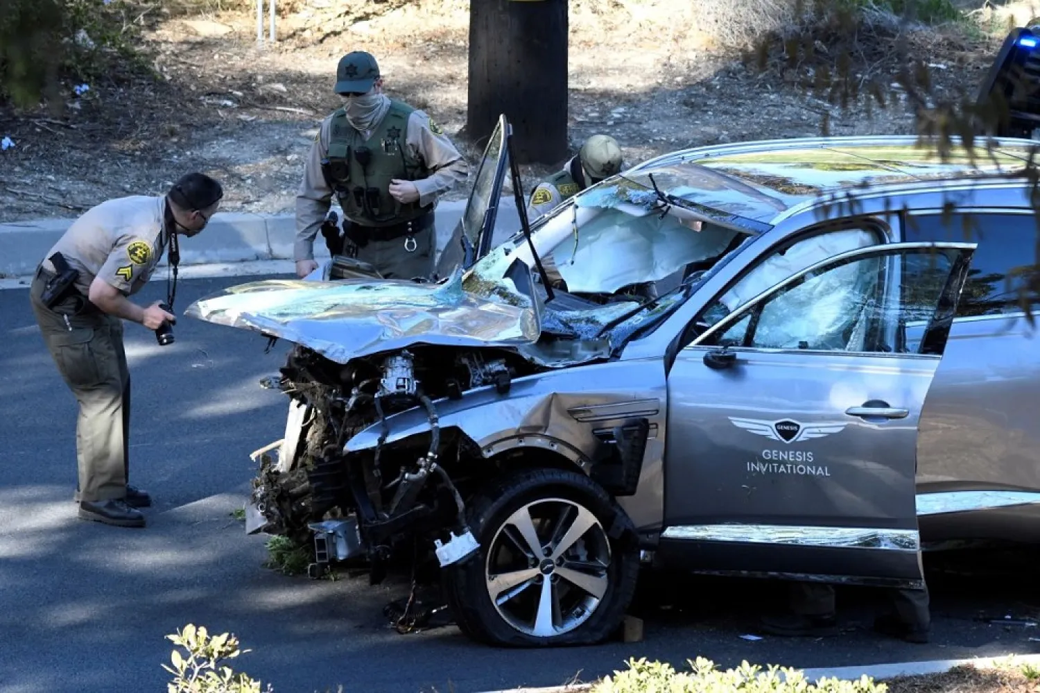 Los Angeles County Sheriff's Deputies inspect the vehicle of golfer Tiger Woods after it was involved in a single-vehicle accident in Los Angeles, California on Tuesday. (Reuter)