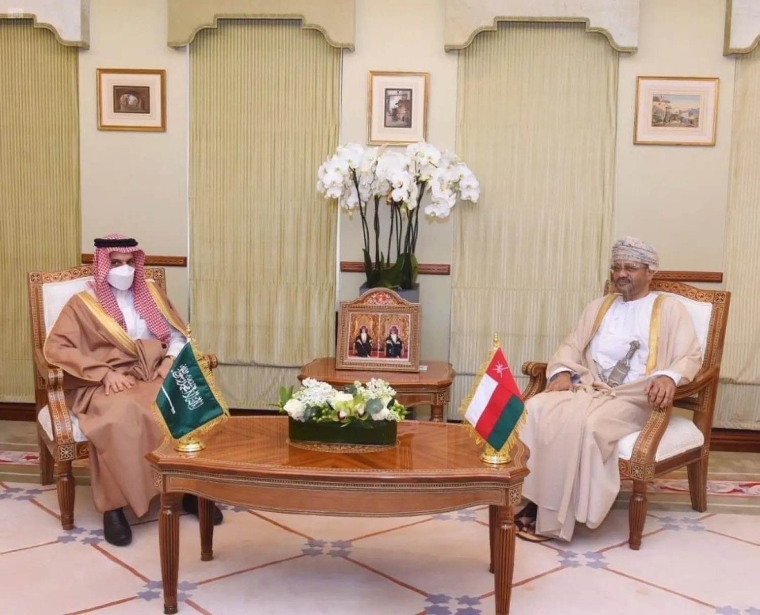 The Saudi and Omani FMs meet in Muscat. (SPA)