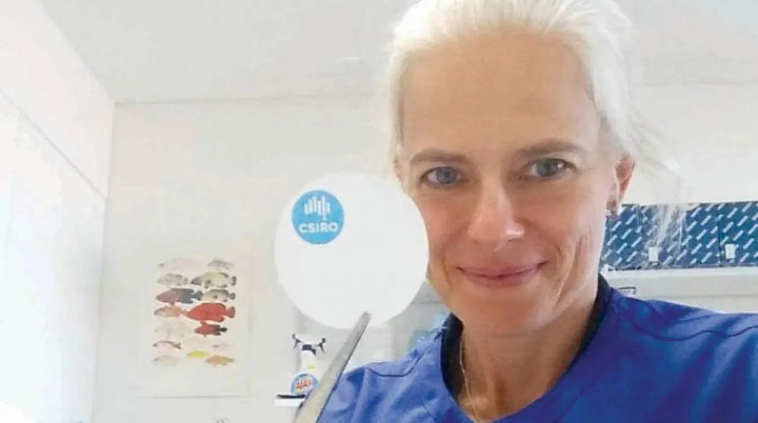 Dr. Cindy Bessey filtre kağıdını tutuyor