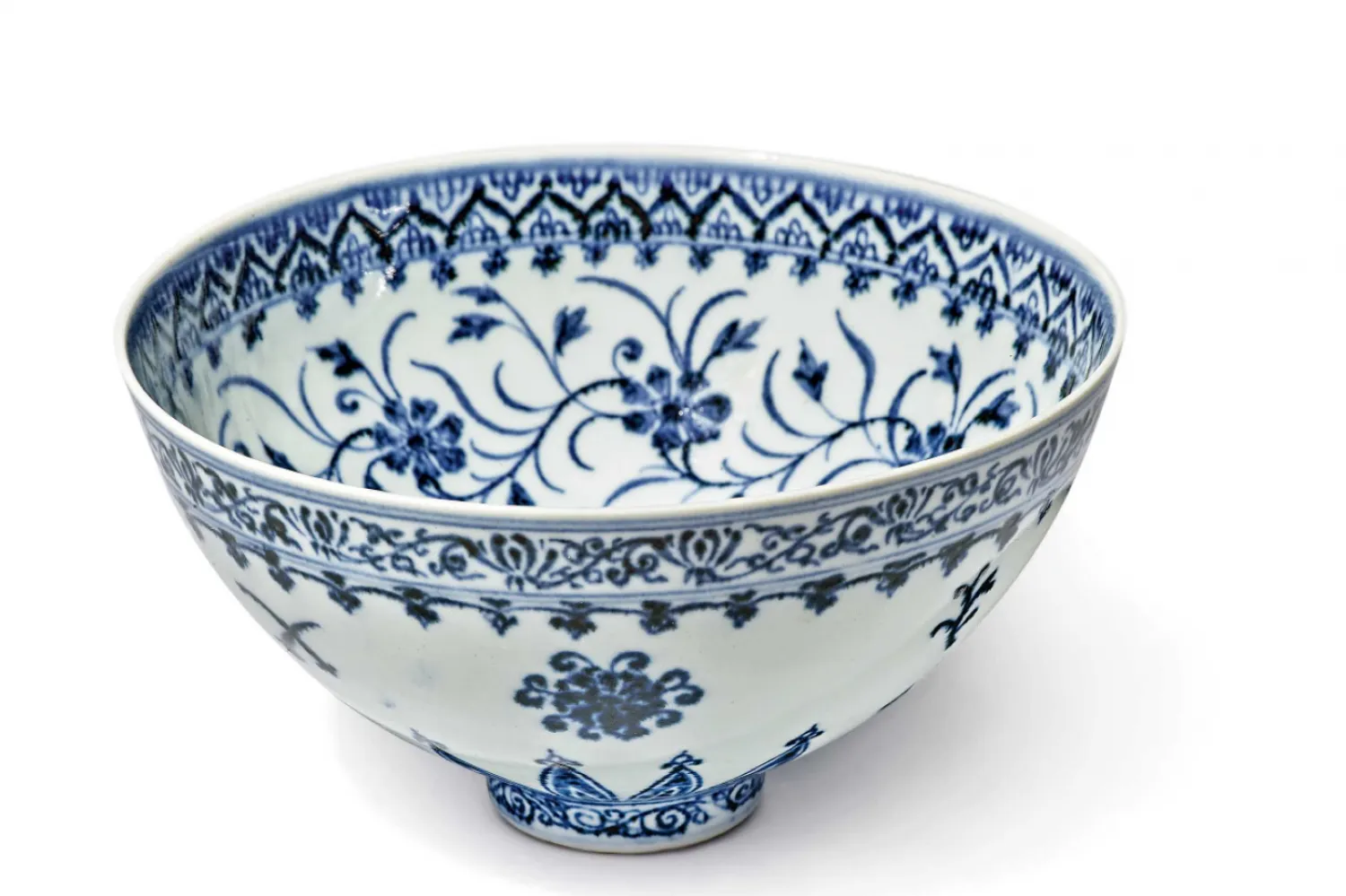 Porselen kase, üzerindeki işlemelerle dikkat çekiyor (Sotheby's)