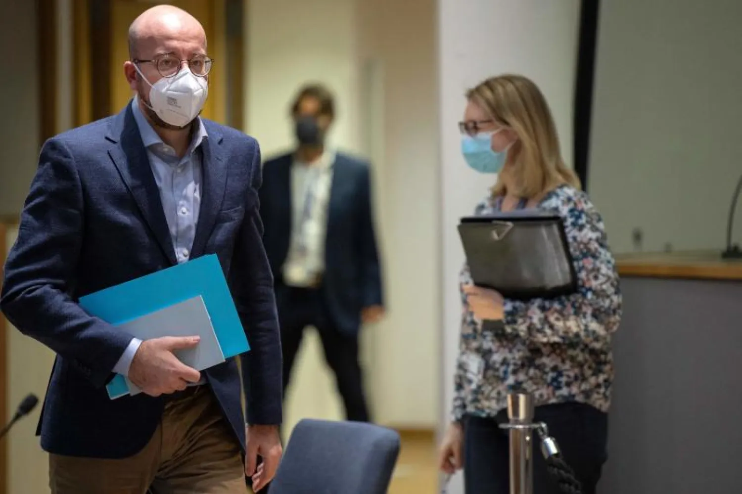 رئيس المجلس الأوروبي تشارلز ميشيل (اليسار) يصل للمشاركة في مؤتمر بالفيديو مع رئيس الوزراء الإيطالي في مبنى المجلس الأوروبي في بروكسل (أ.ف.ب)